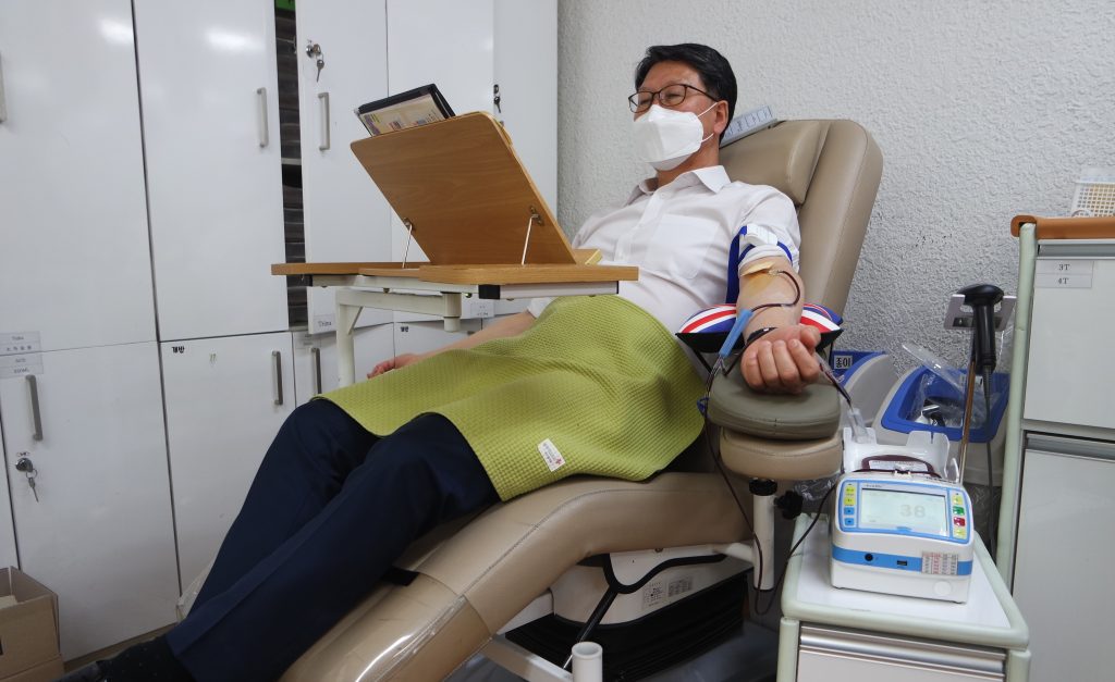 사무처장 헌혈사진